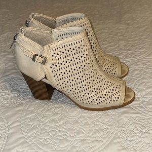 Daisy Fuentes heeled bootie sandals size 8 neutral